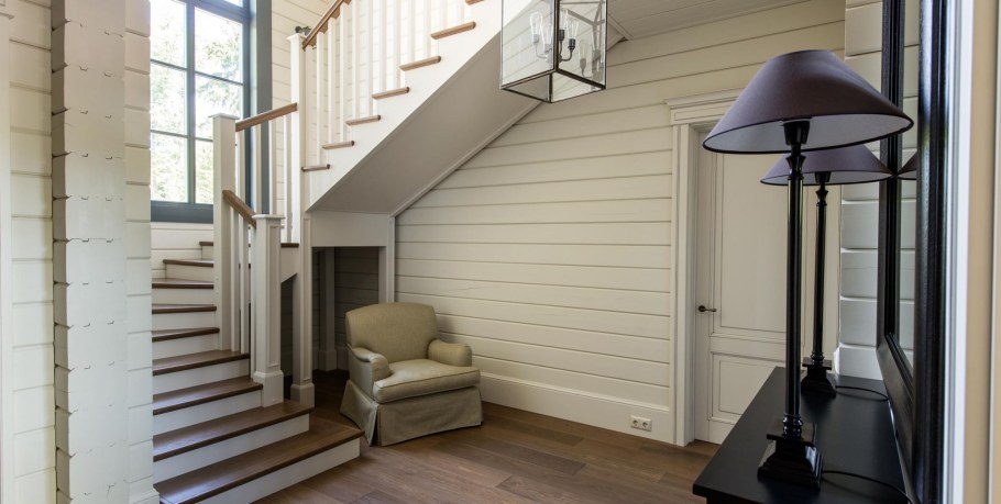 Прихожая в загородном доме с лестницей