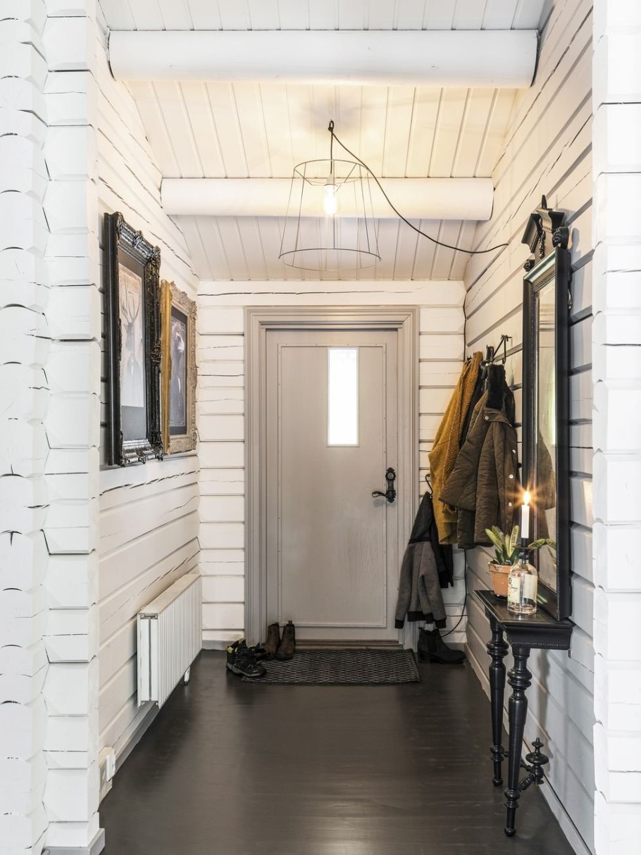 Прихожая в деревянном доме