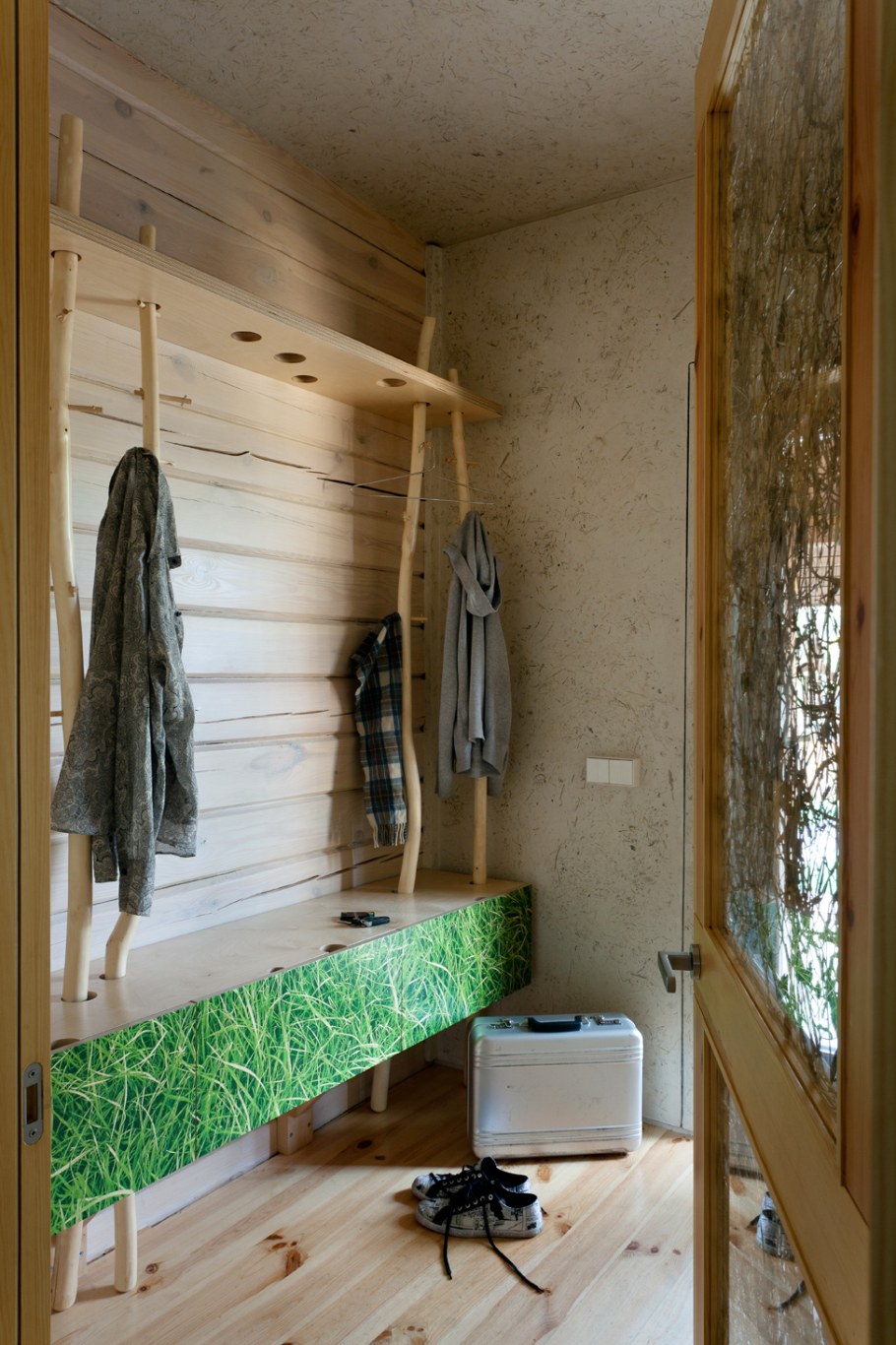 Интерьер маленькой прихожей на даче