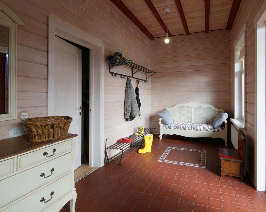 Прихожая в деревенском доме