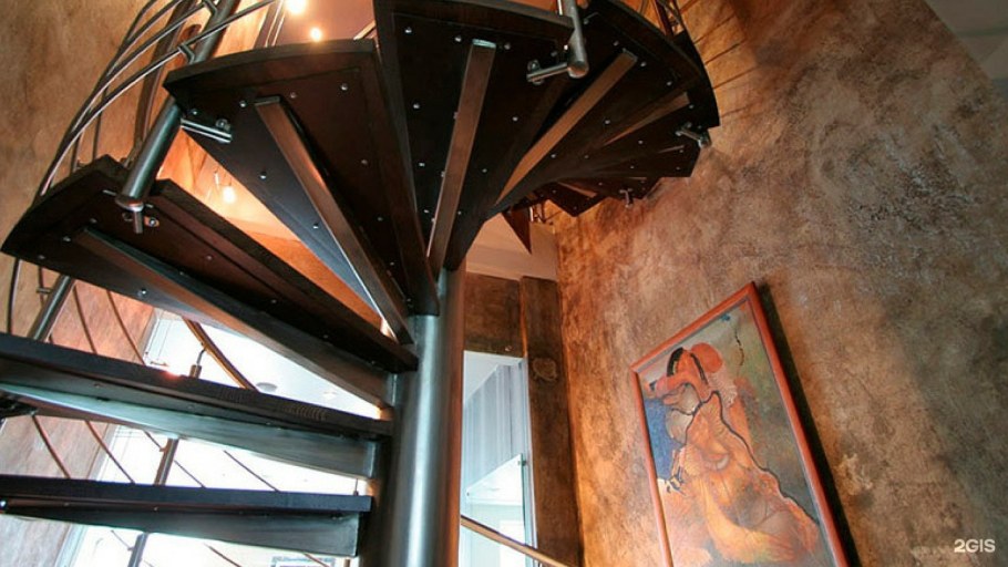 Винтовая лестница из металла с подсветкой