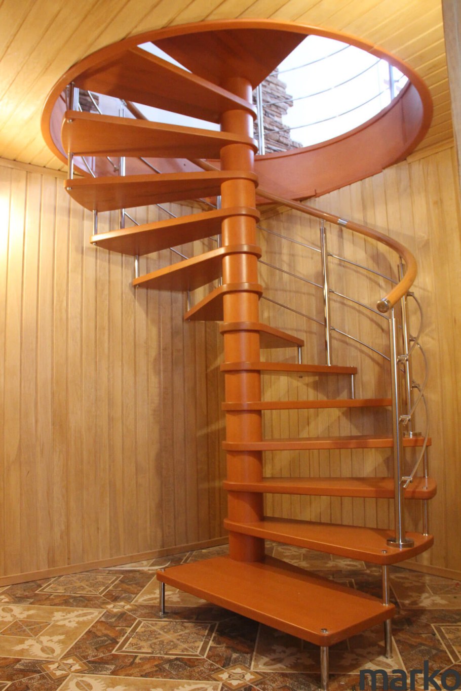 Винтовая деревянная лестница ДЛС-034 С металлом