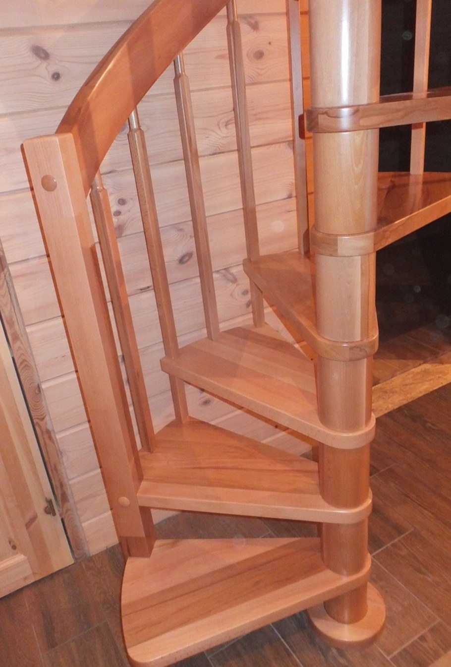 Винтовая лестница для дачи