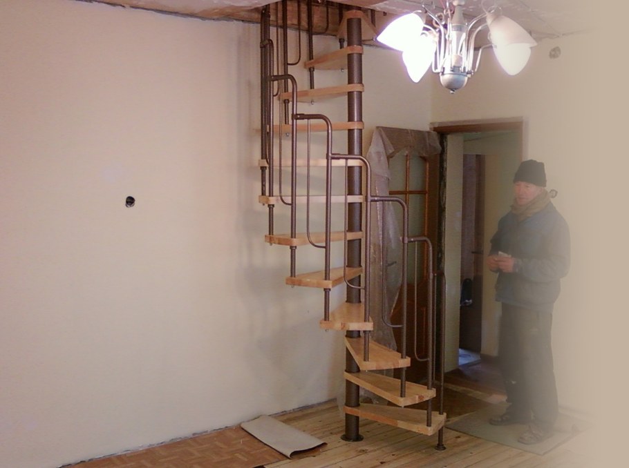 Винтовая лестница в узкий проем