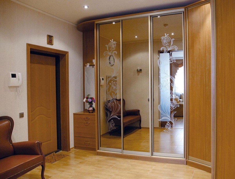 Прихожая в квартиру большой шкаф с зеркалами