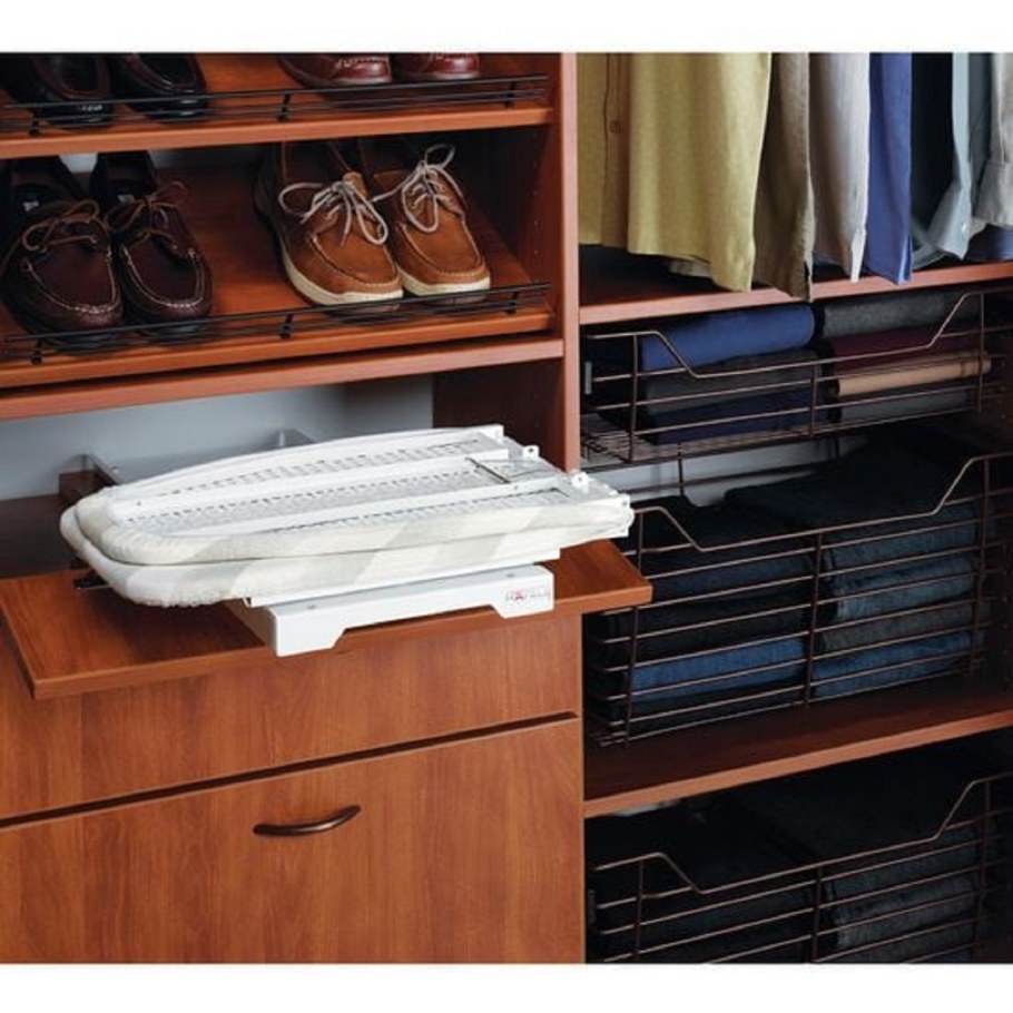 Гладильная доска в гардеробной