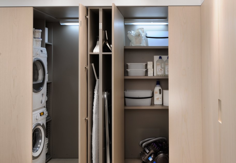 Место для гладильной доски в гардеробной