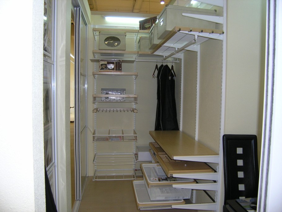 Узкая гардеробная с гладильной доской