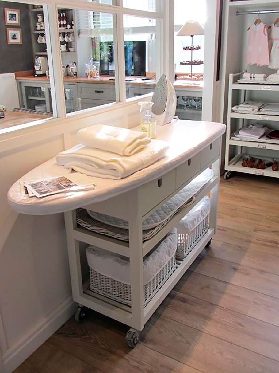 Гладильная доска в гардеробной