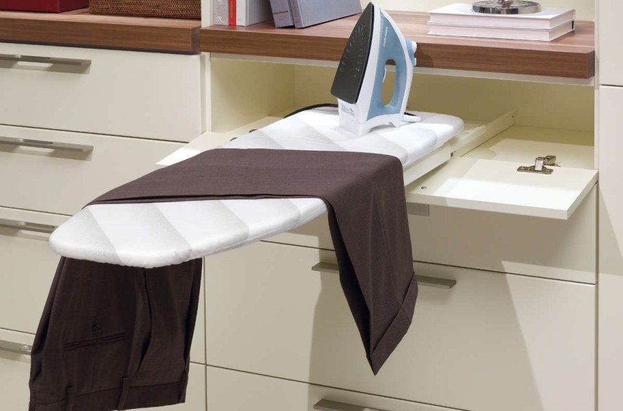 Выдвижная гладильная доска в гардеробной