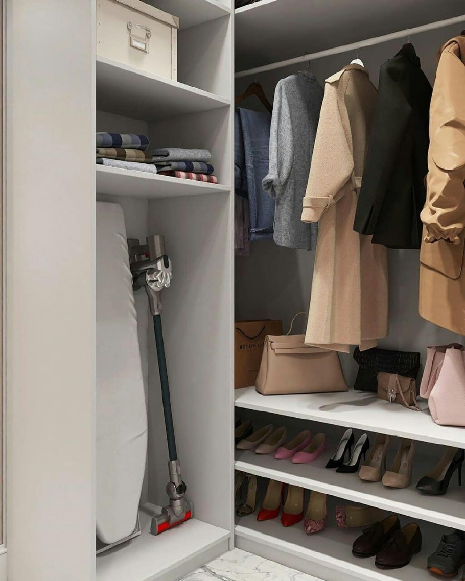 Маленькая прихожая с гардеробной