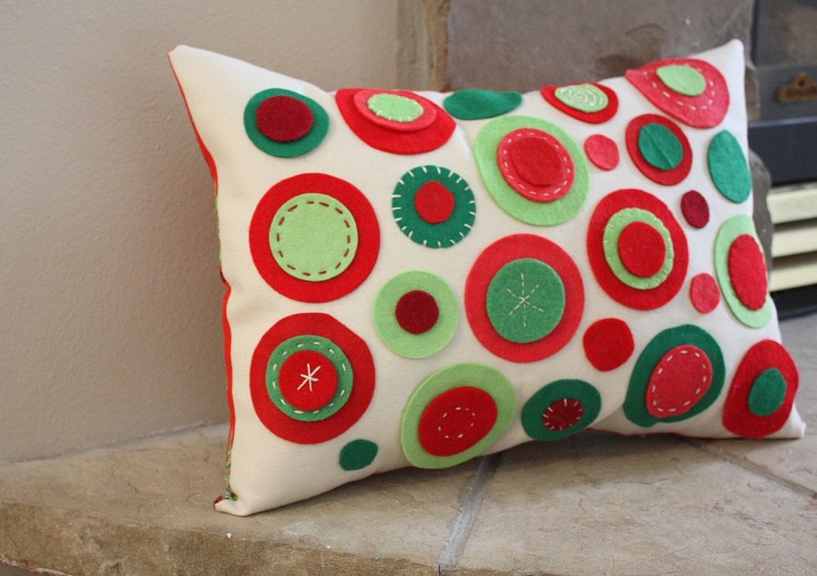 Оригинальные диванные подушки