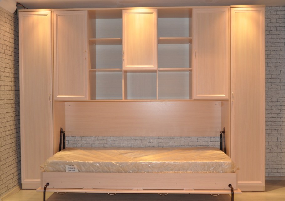 Навесные шкафы над диваном