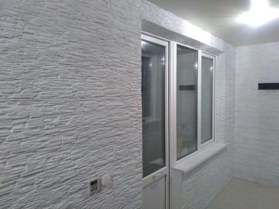 Отделка балкона короедом