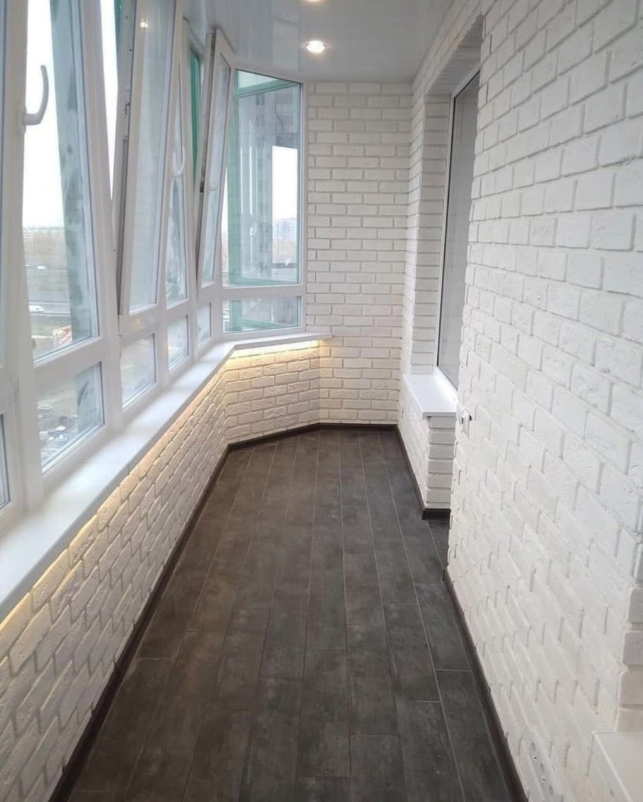 Декоративная отделка стен на балконе