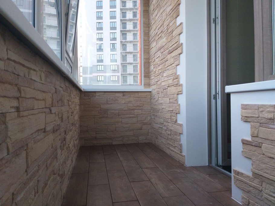Отделка балкона камнем