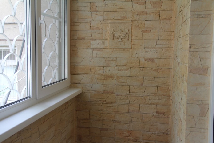 Отделка балкона штукатуркой и камнем