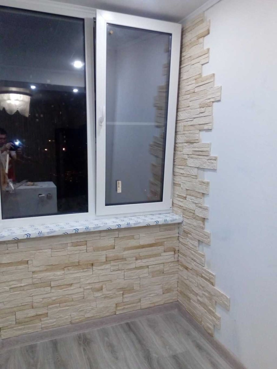 Декоративный кирпич на балконе