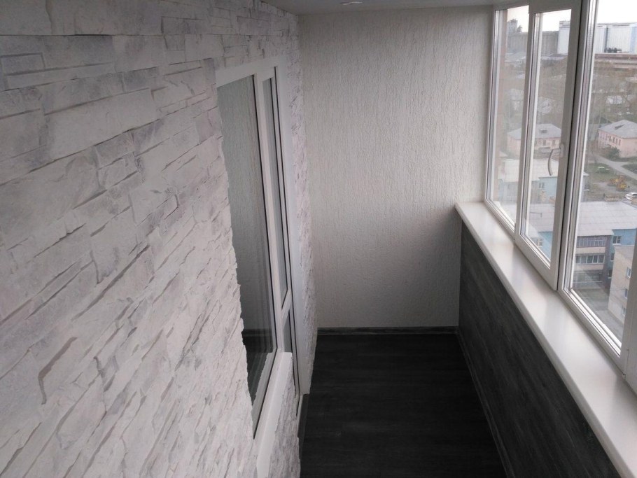 Декоративная штукатурканв балконе