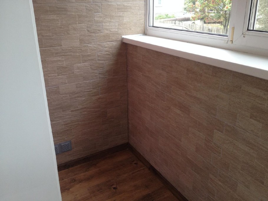 Отделка стен лоджии декоративным камнем