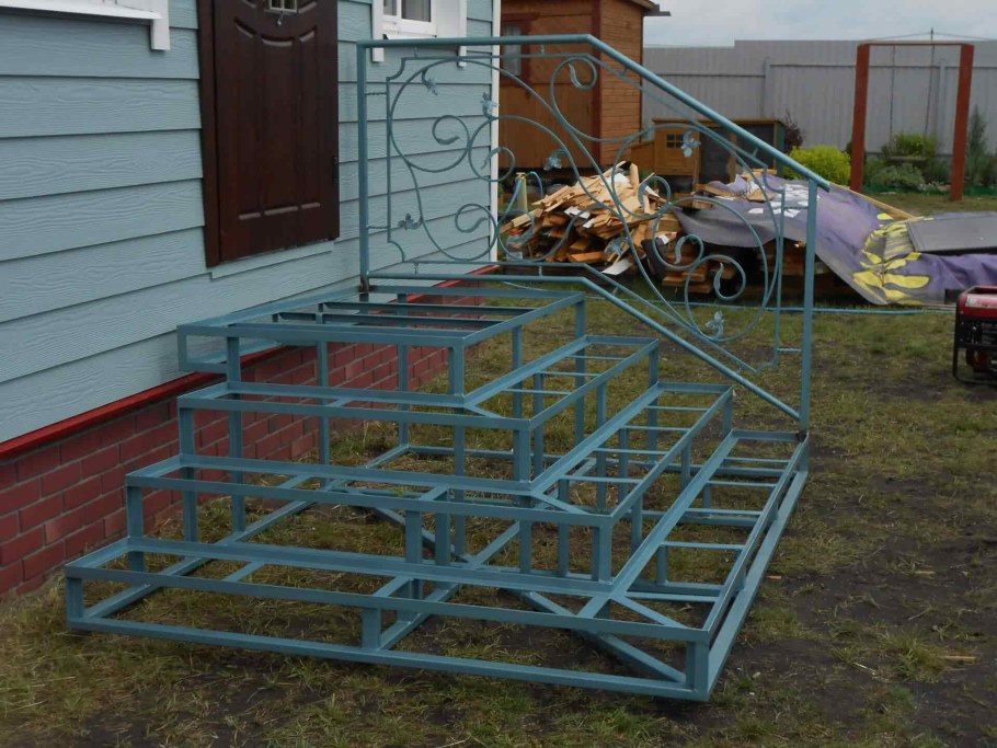 Металлическая лестница для крыльца