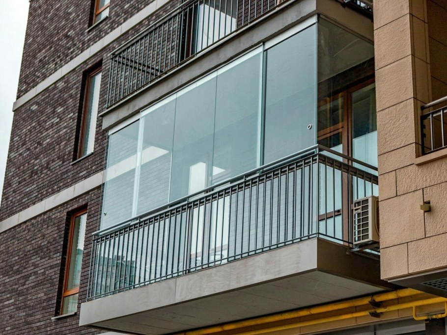 Безрамное остекление балконов в СПБ