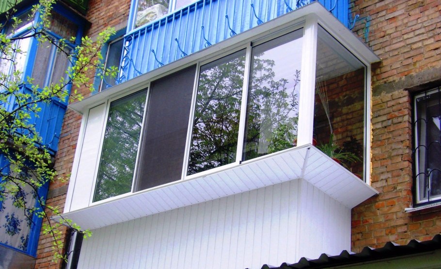 Остекление балкона пластиковыми окнами