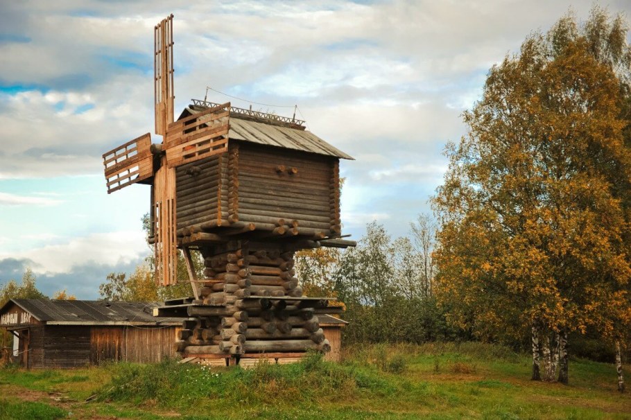 Деревянный дом с резными наличниками