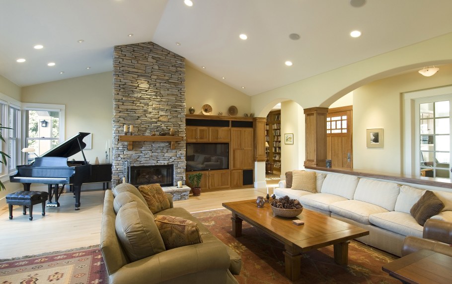 Огромная гостиная с камином