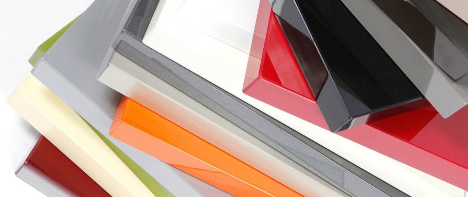 Кухня с разноцветными фасадами