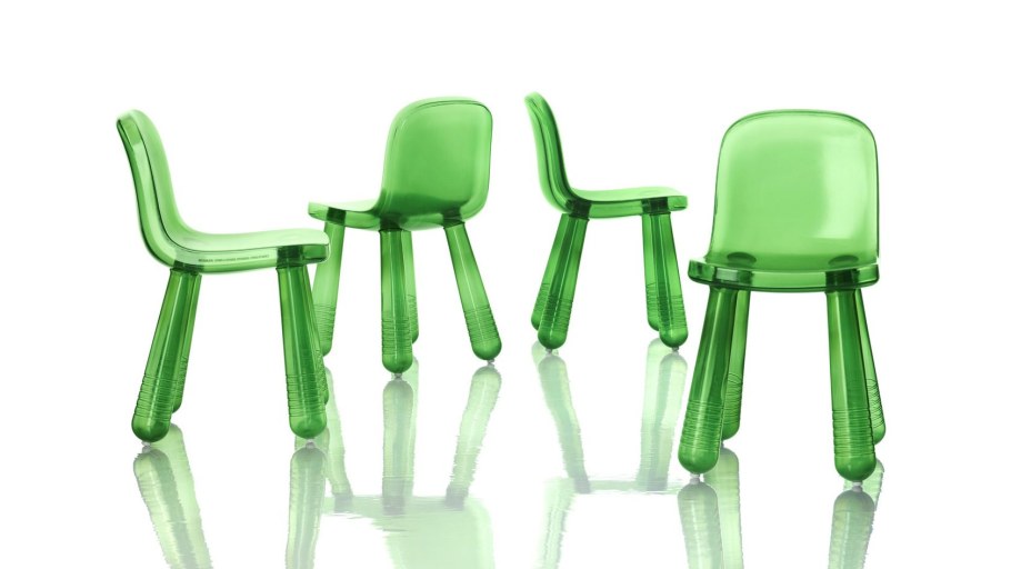 Стулья из переработанного пластика