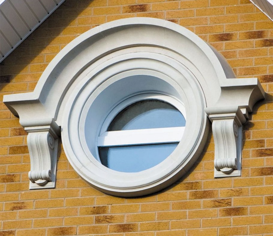 Круглое окно на чердаке