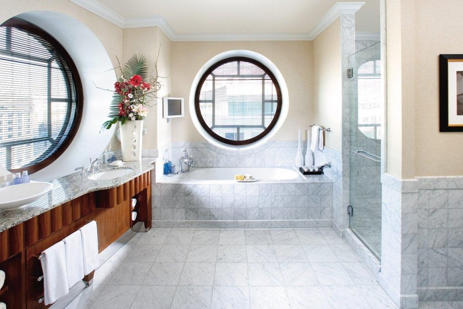 Комната с круглым окном