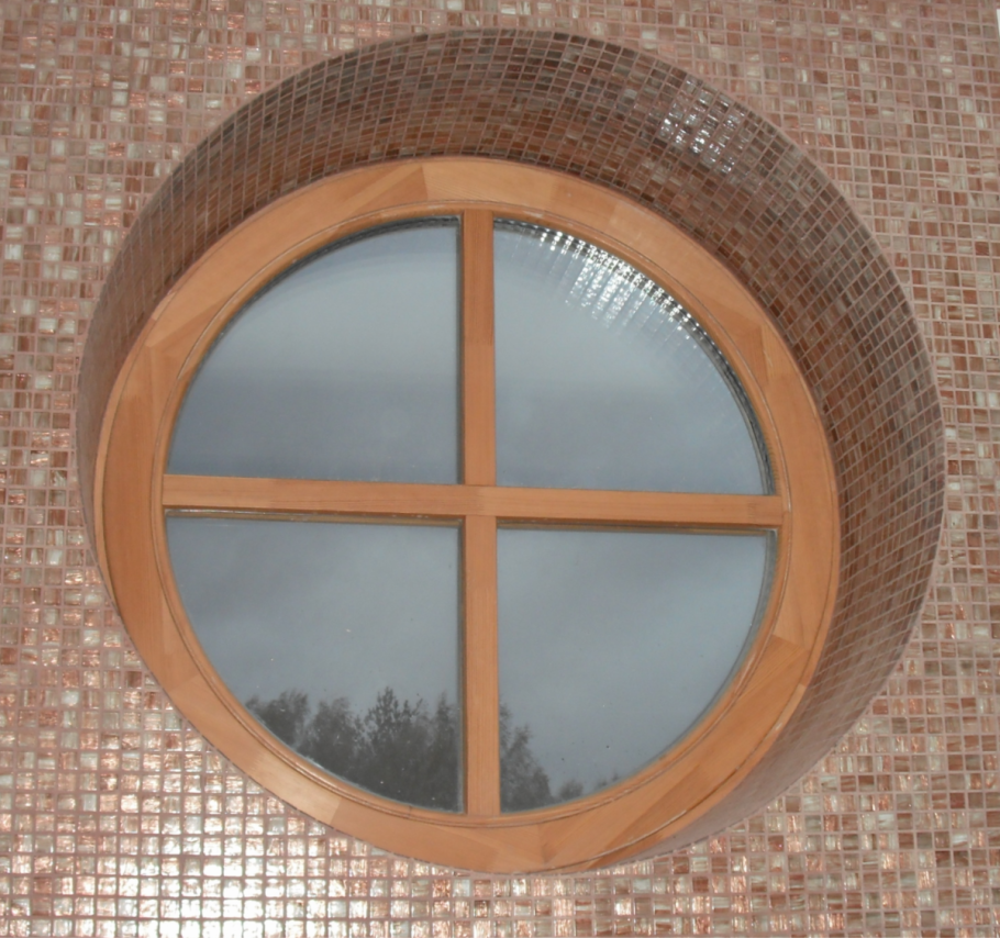 Круглое деревянное окно