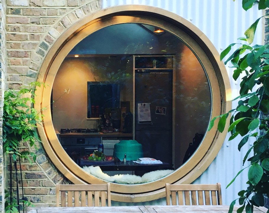 Круглое окно Рехау