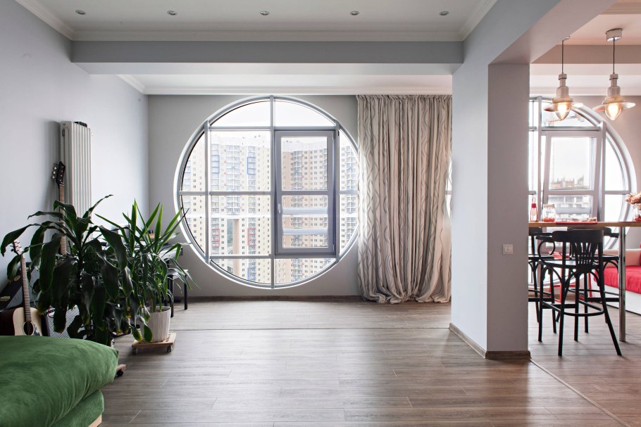 Старинный дом с круглым окном