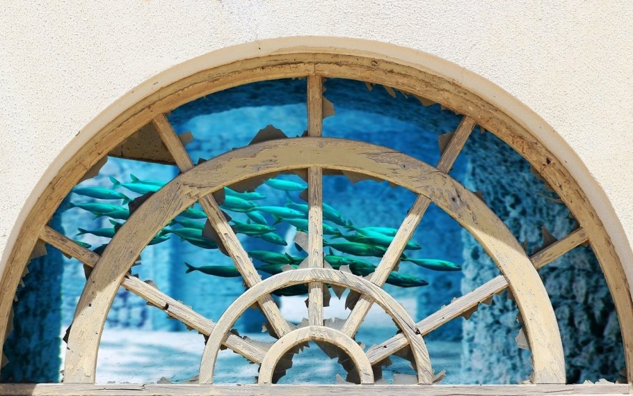 Овальное окно в интерьере