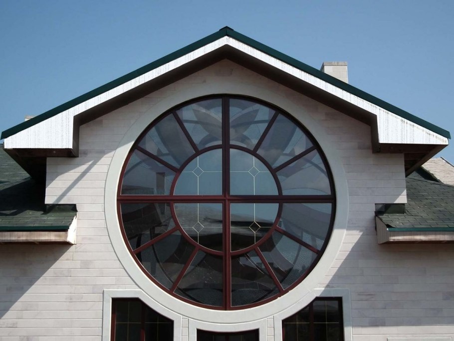 Круглые окна на фасаде