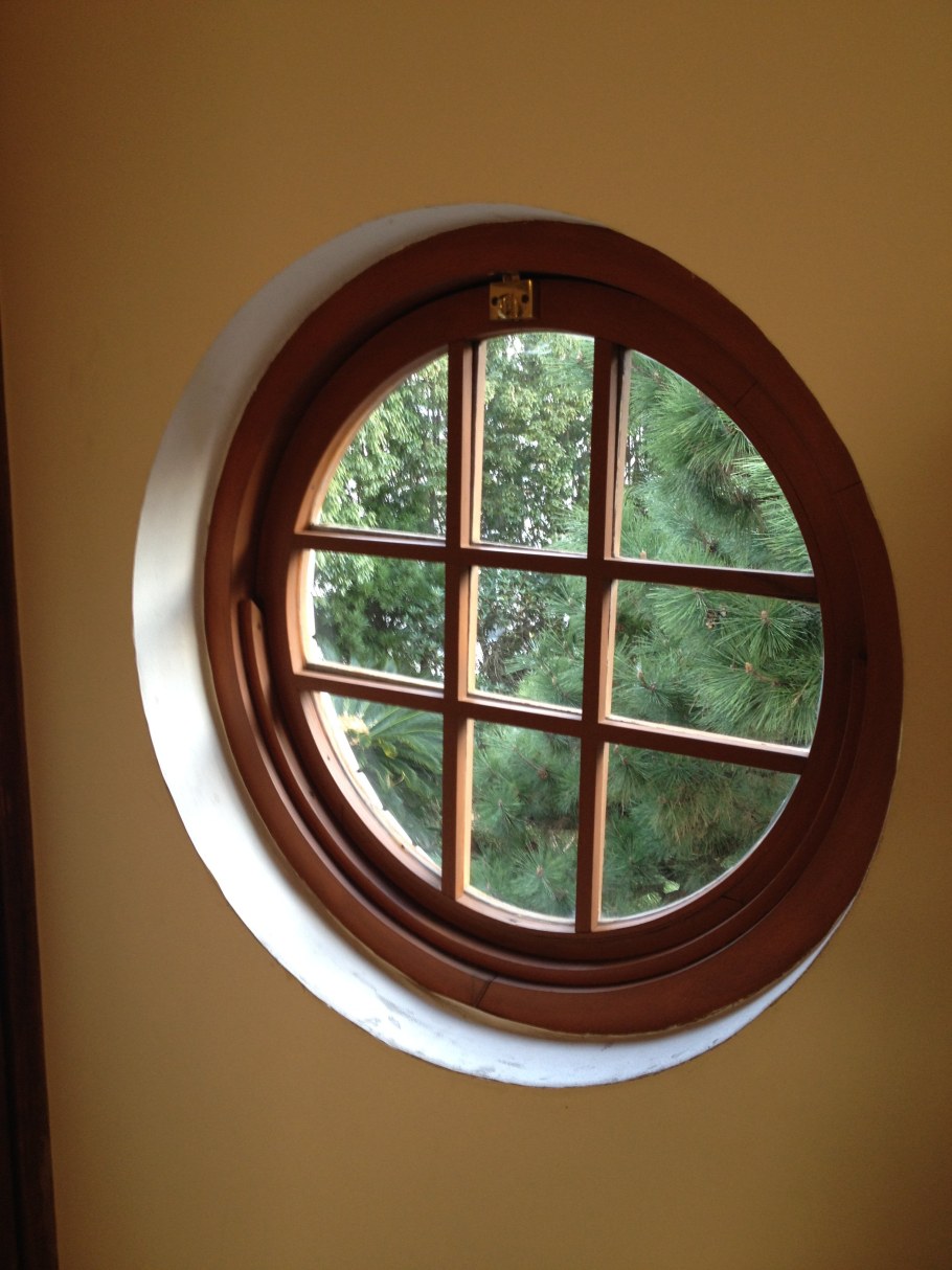Комната с круглым окном