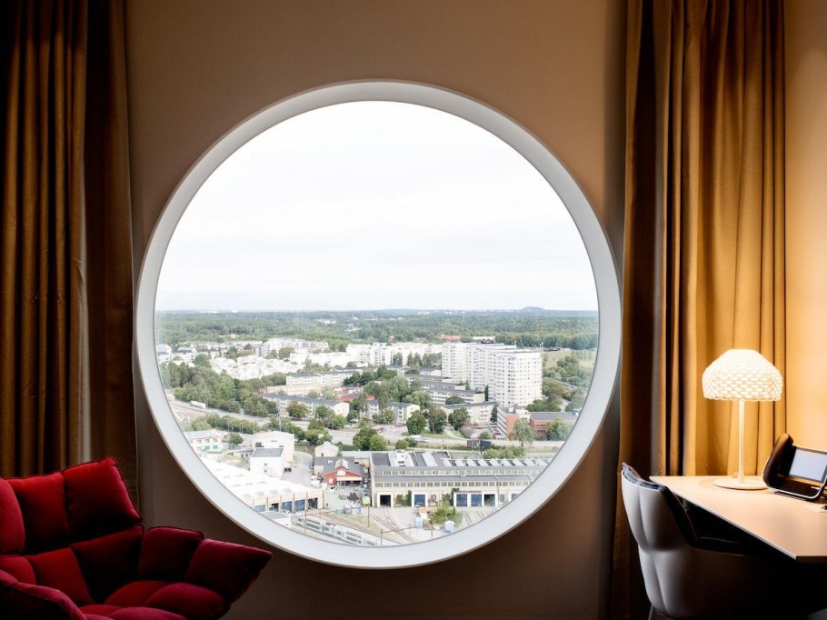 Фотостудия с круглым окном