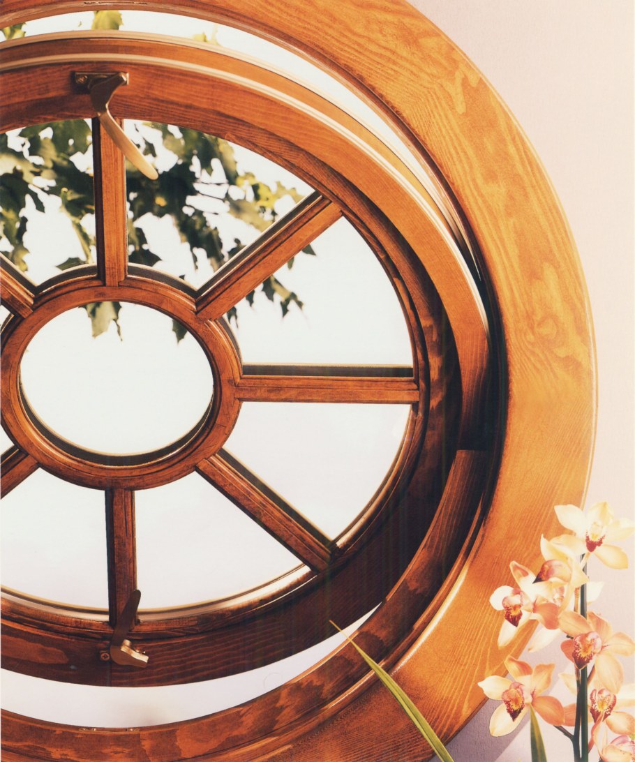 Круглое открывающееся окно