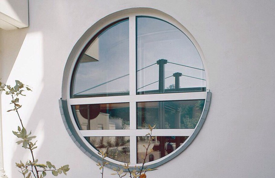 Круглые окна на фасаде