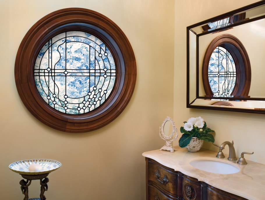 Круглое деревянное окно