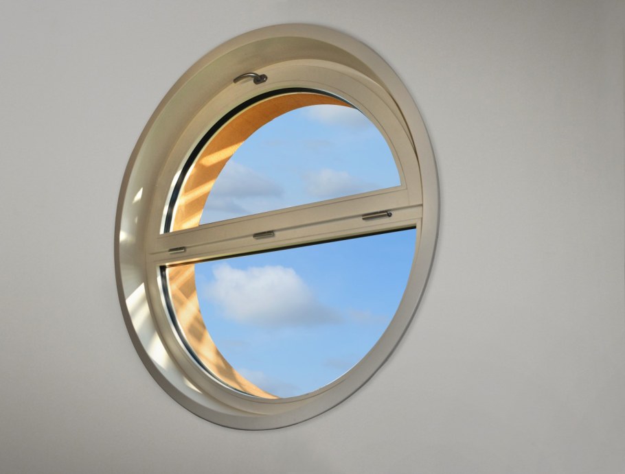 Круглое окно с витражом