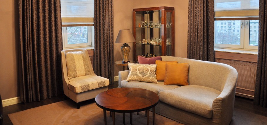 Шторы в интерьере маленькой гостиной