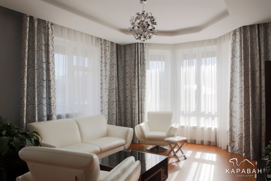 Зал с двумя окнами интерьер