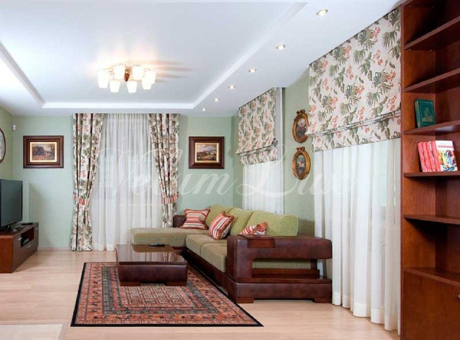 Маленькая гостиная с тремя окнами