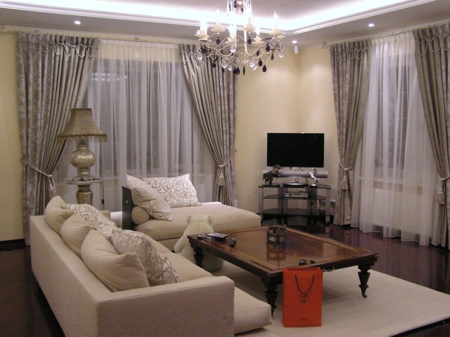 Спальня с двумя окнами