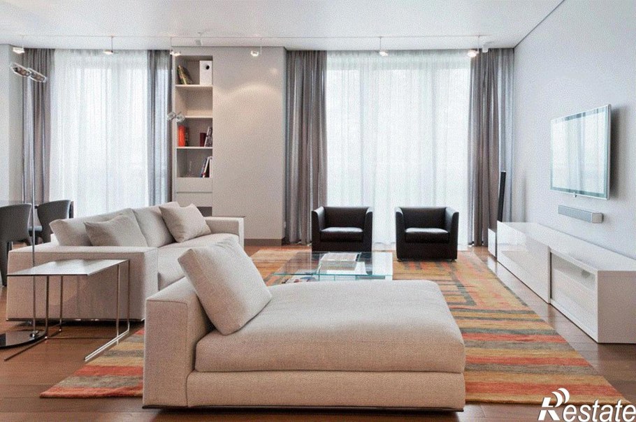 Интерьер угловой комнаты с двумя окнами