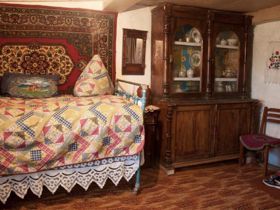 Кровать в деревенском доме